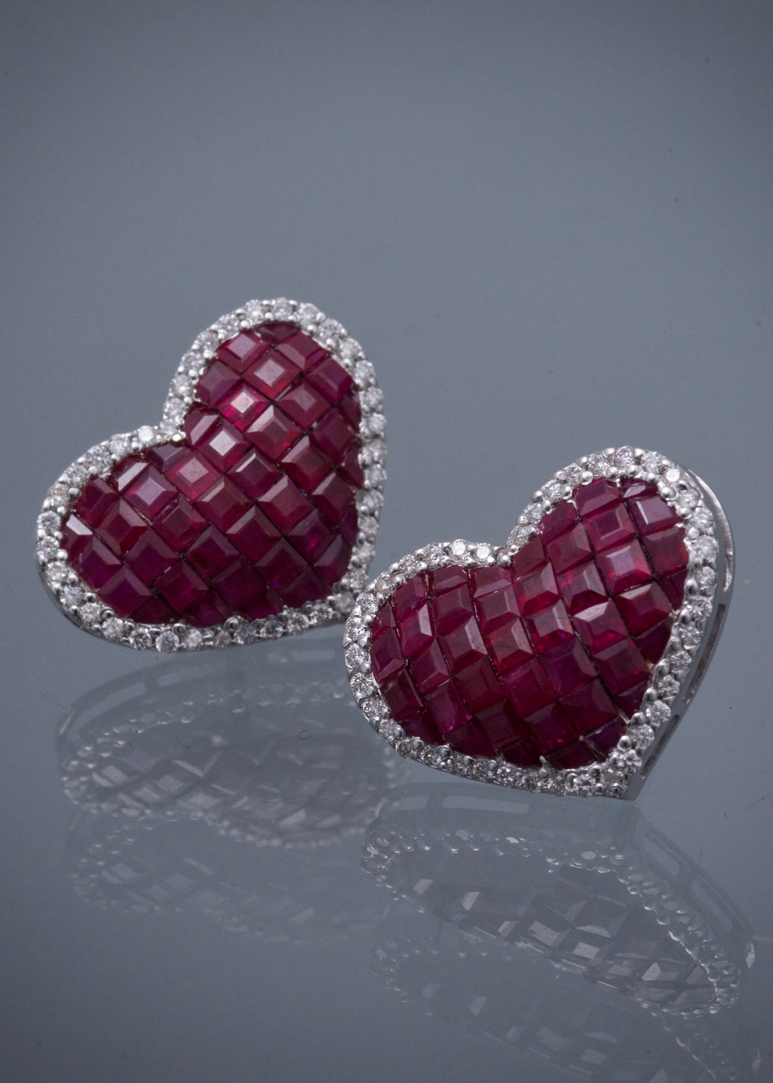 Topos con 690pts de rubies y 80pts de diamantes 9.4gr / Largo 1.7cm / Oro Blanco (Joya) B