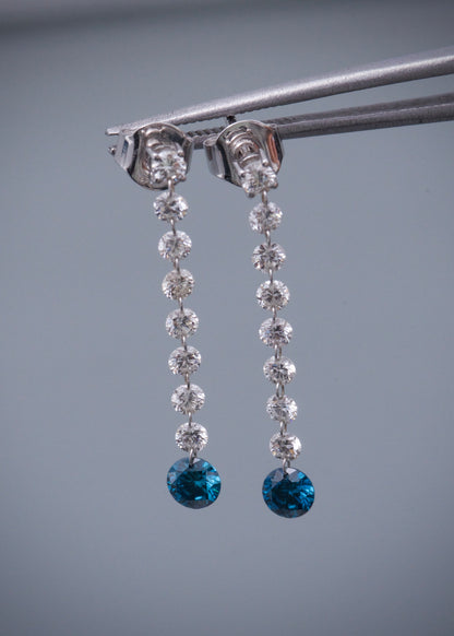 Topos con 78pts de diamantes blancos y 50pts de diamantes azules 0.95gr / Largo 2.7cm / Oro Blanco (Joya) B