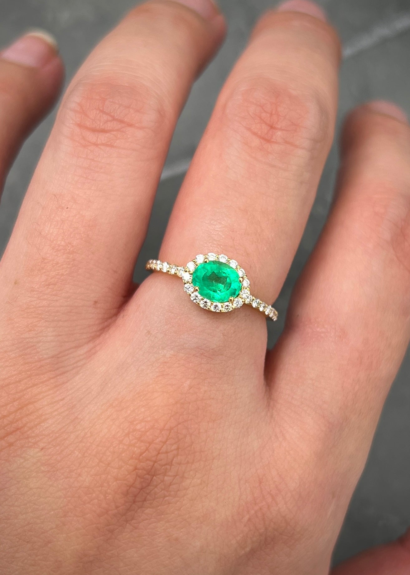 Solitario con 60pts de esmeralda y 28pts de diamantes 2.1gr / TALLA 5 / Oro Amarillo (Joya) M