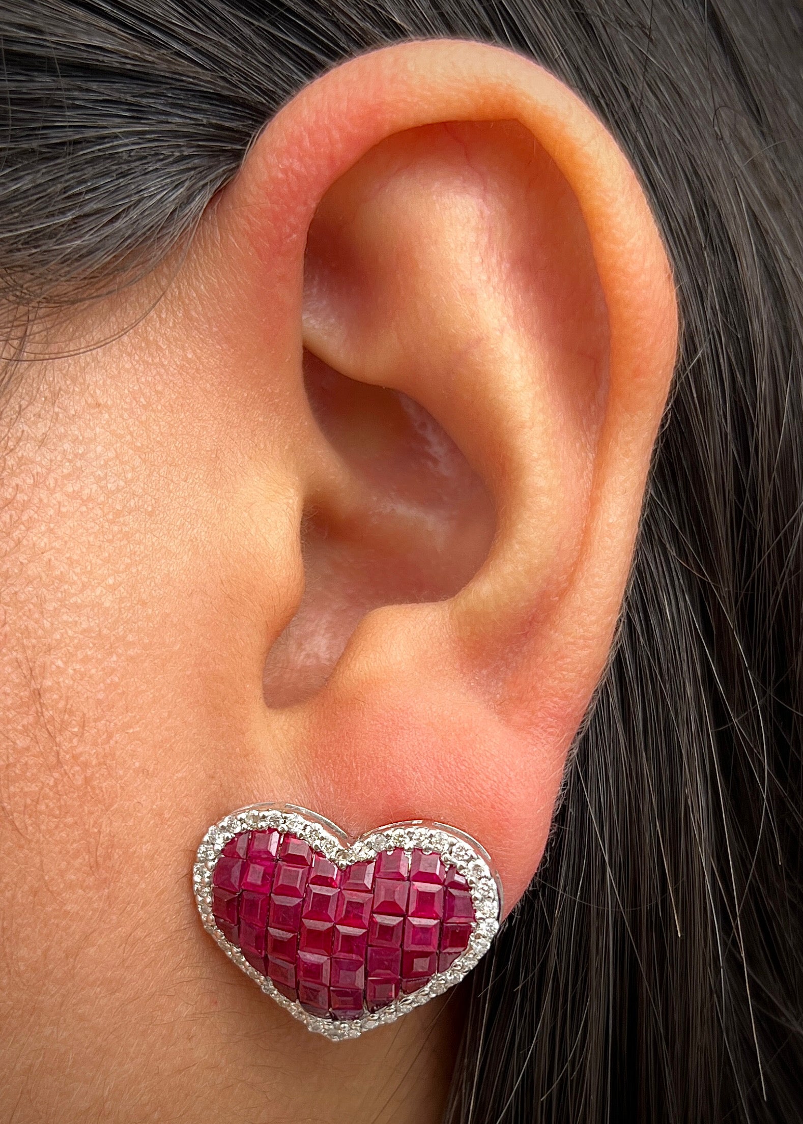 Topos con 690pts de rubies y 80pts de diamantes 9.4gr / Largo 1.7cm / Oro Blanco (Joya) B