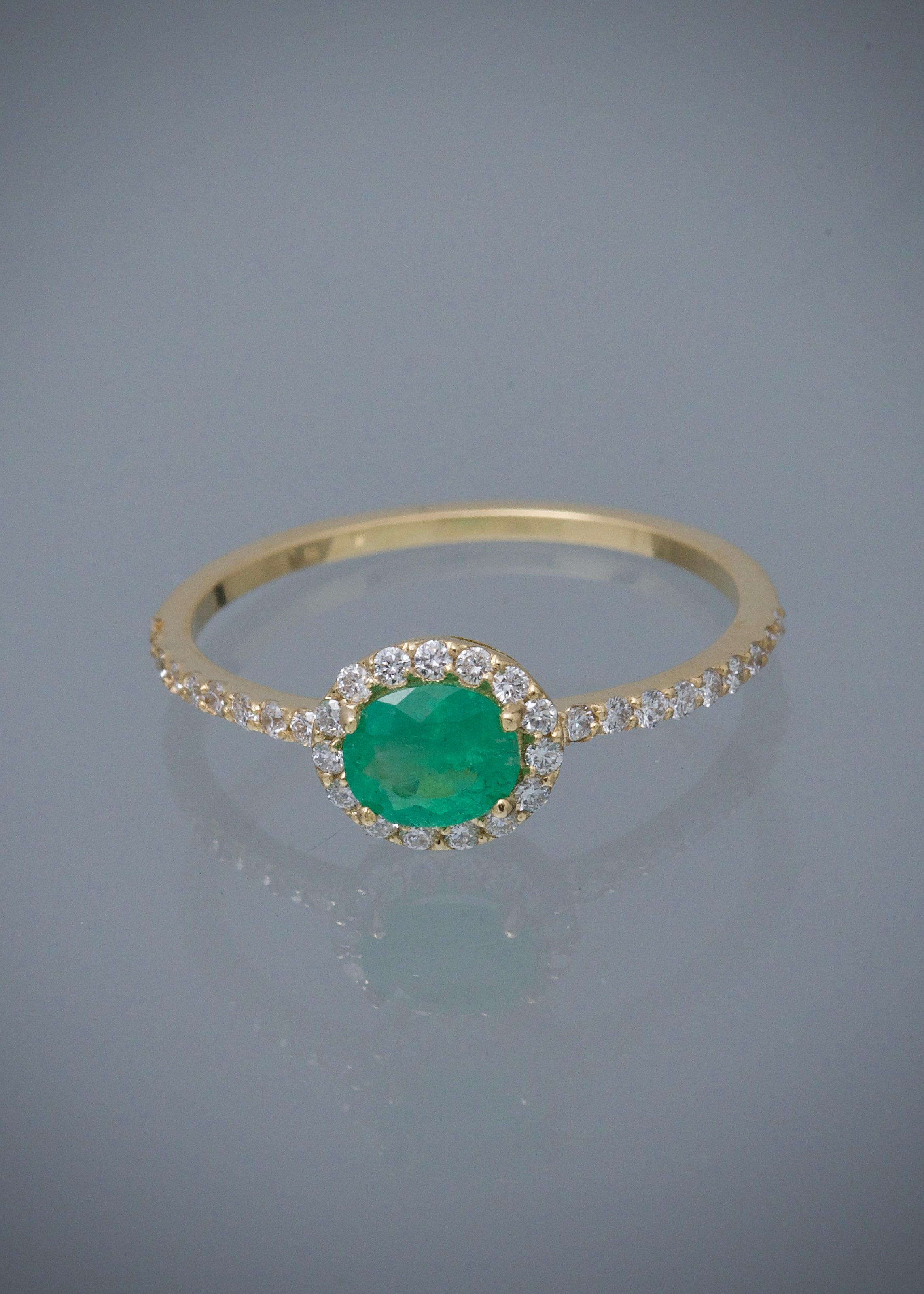 Solitario con 51pts de esmeralda y 28pts de diamantes 2.05gr / TALLA 8 / Oro Amarillo (Joya) M