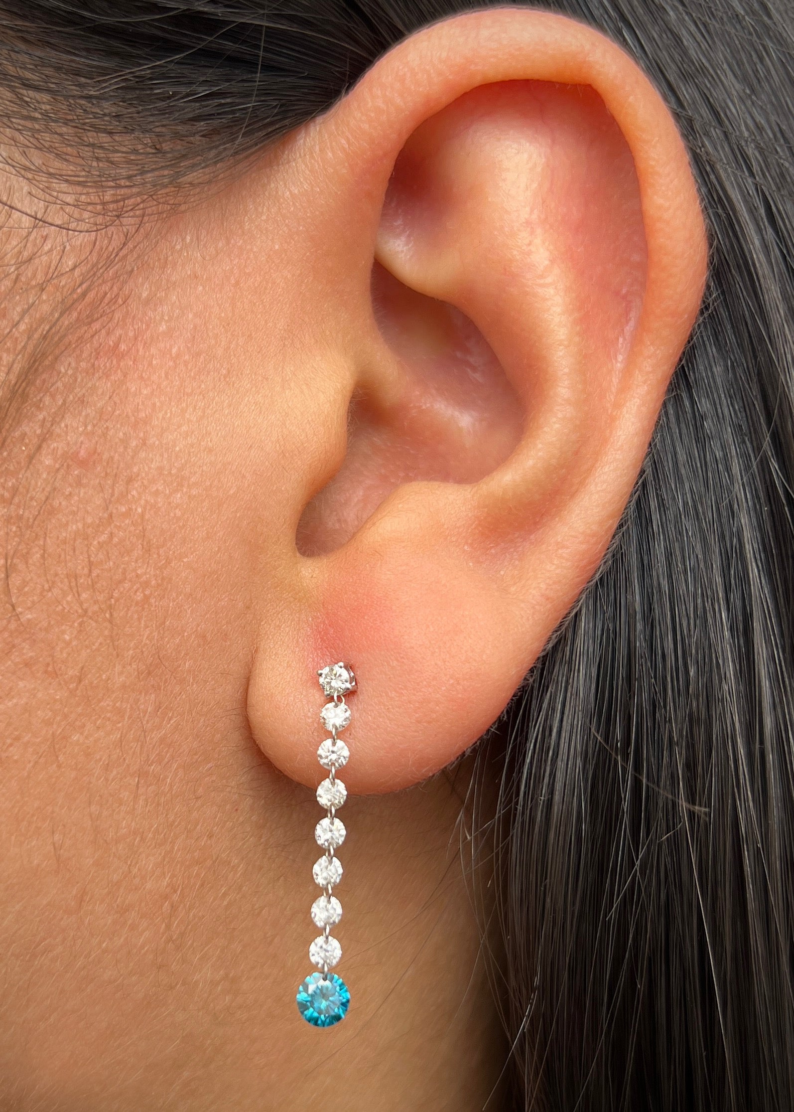 Topos con 78pts de diamantes blancos y 50pts de diamantes azules 0.95gr / Largo 2.7cm / Oro Blanco (Joya) B