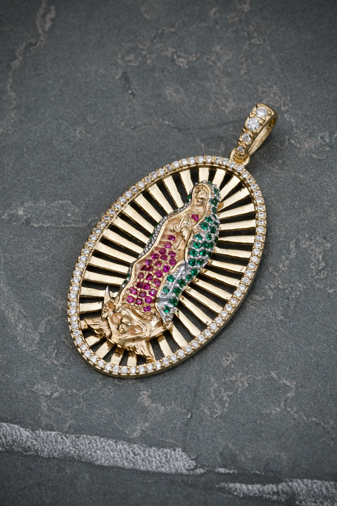 Dije virgen de gudalupe con swarovski blanco. verde y fucsia 9.85gr / Largo 4.5cm — Oro amarillo