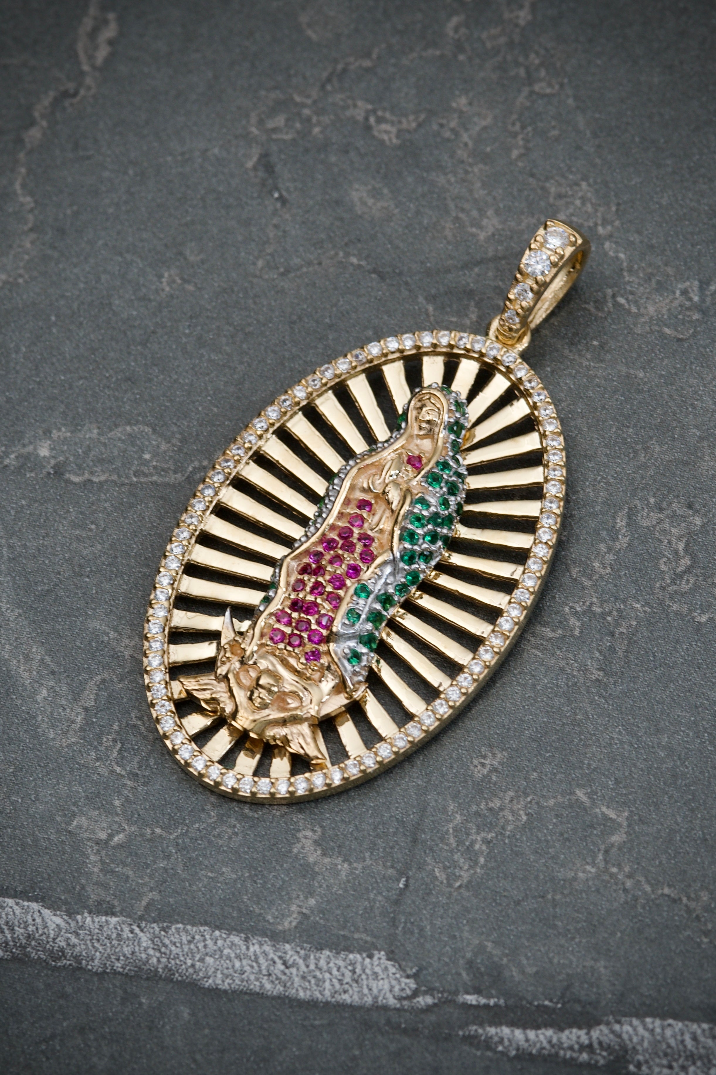 Dije virgen de gudalupe con swarovski blanco. verde y fucsia 9.85gr / 4.5cm / oro amarillo Nac B