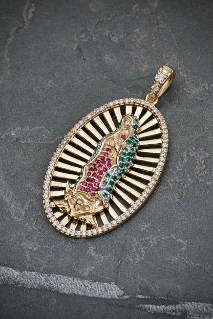 Dije virgen de gudalupe con swarovski blanco. verde y fucsia 9.85gr / 4.5cm / oro amarillo Nac B