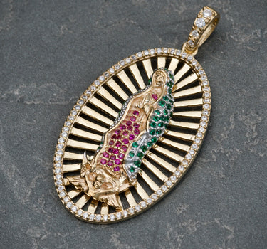 Dije virgen de gudalupe con swarovski blanco. verde y fucsia 9.85gr / 4.5cm / oro amarillo Nac B