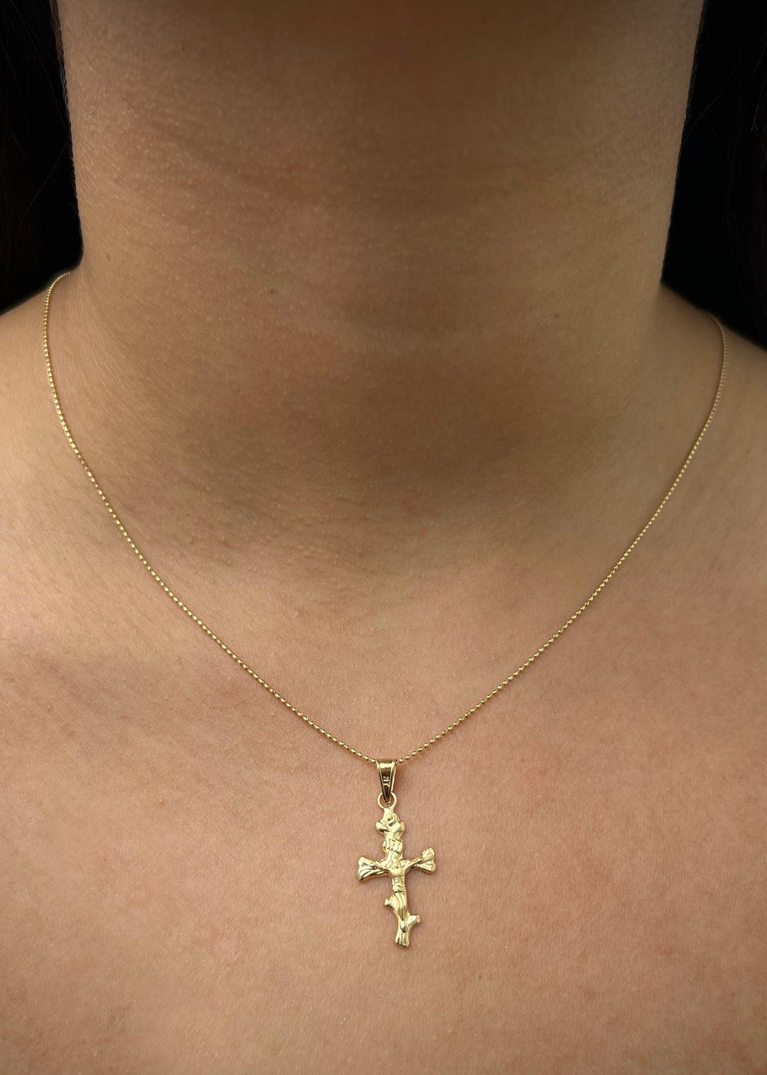 Dije cruz con Cristo 0.9gr / Largo 3.1cm — Oro Amarillo
