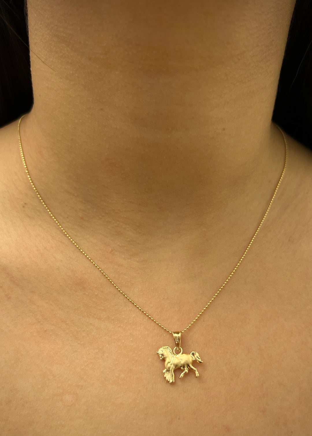 Dije caballo 0.9gr / Largo 1.8cm — Oro Amarillo