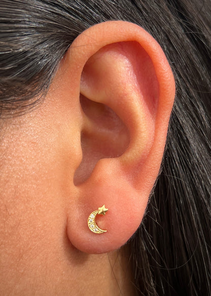 Topos Luna con estrella 0.9gr / Largo 0.7cm — Oro Amarillo