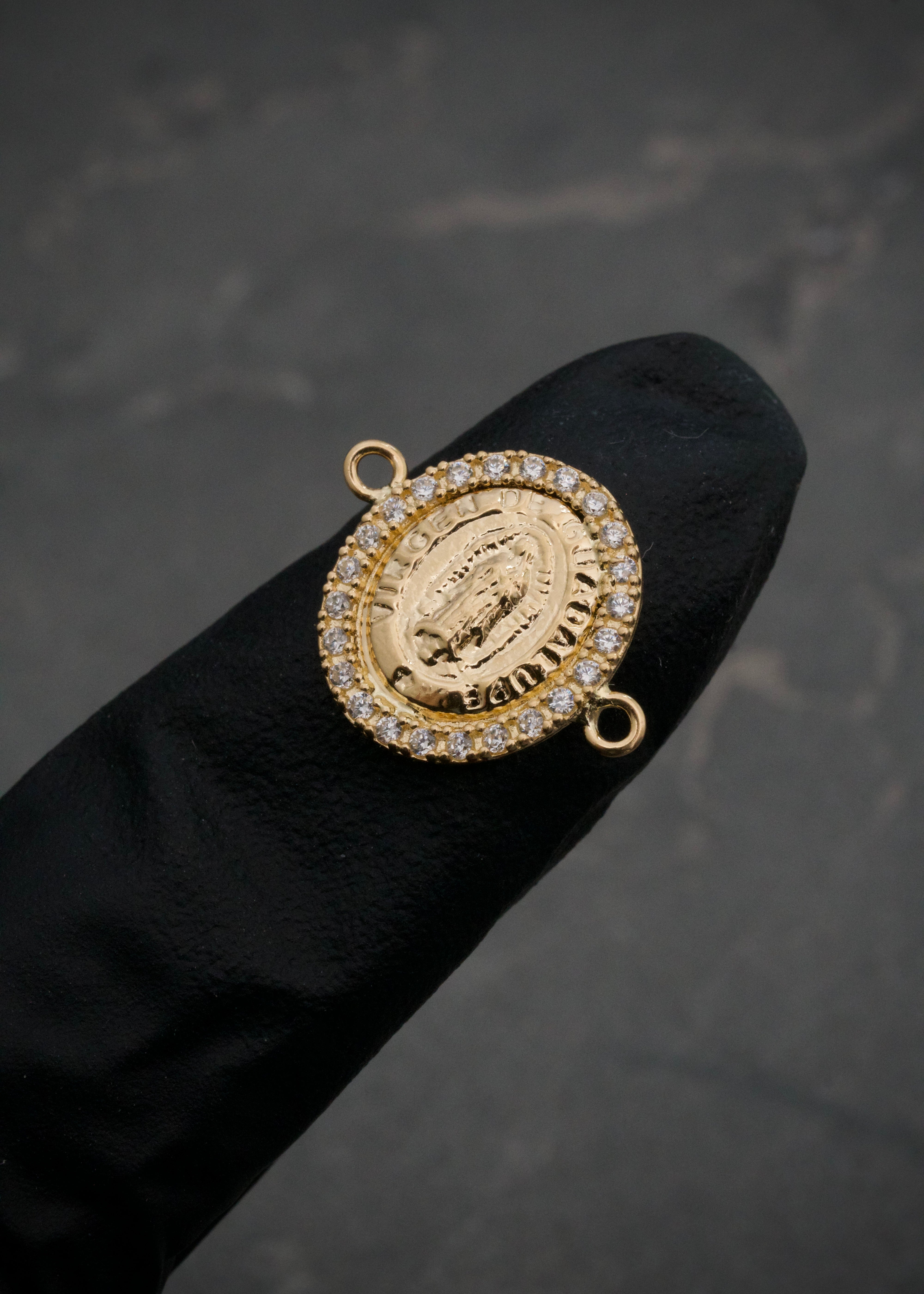 Herraje virgen de guadalupe con swarovski blanco 0.8gr / Largo 1.5cm / Oro Amarillo Nac B