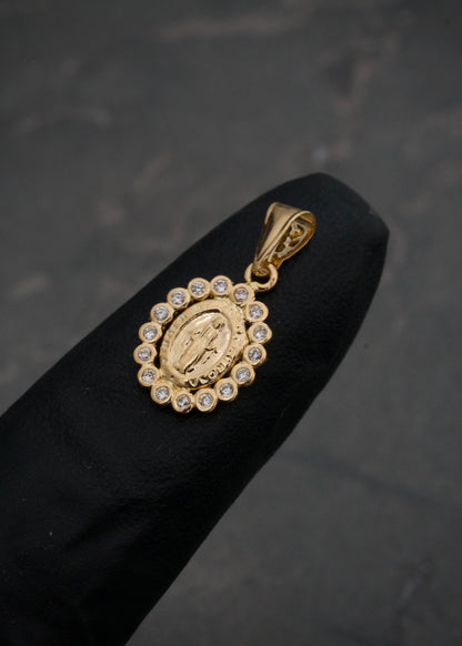 Dije virgen de la milagrosa con swarovski blanco 0.6gr / Largo 1.7cm / Oro Amarillo Nac B