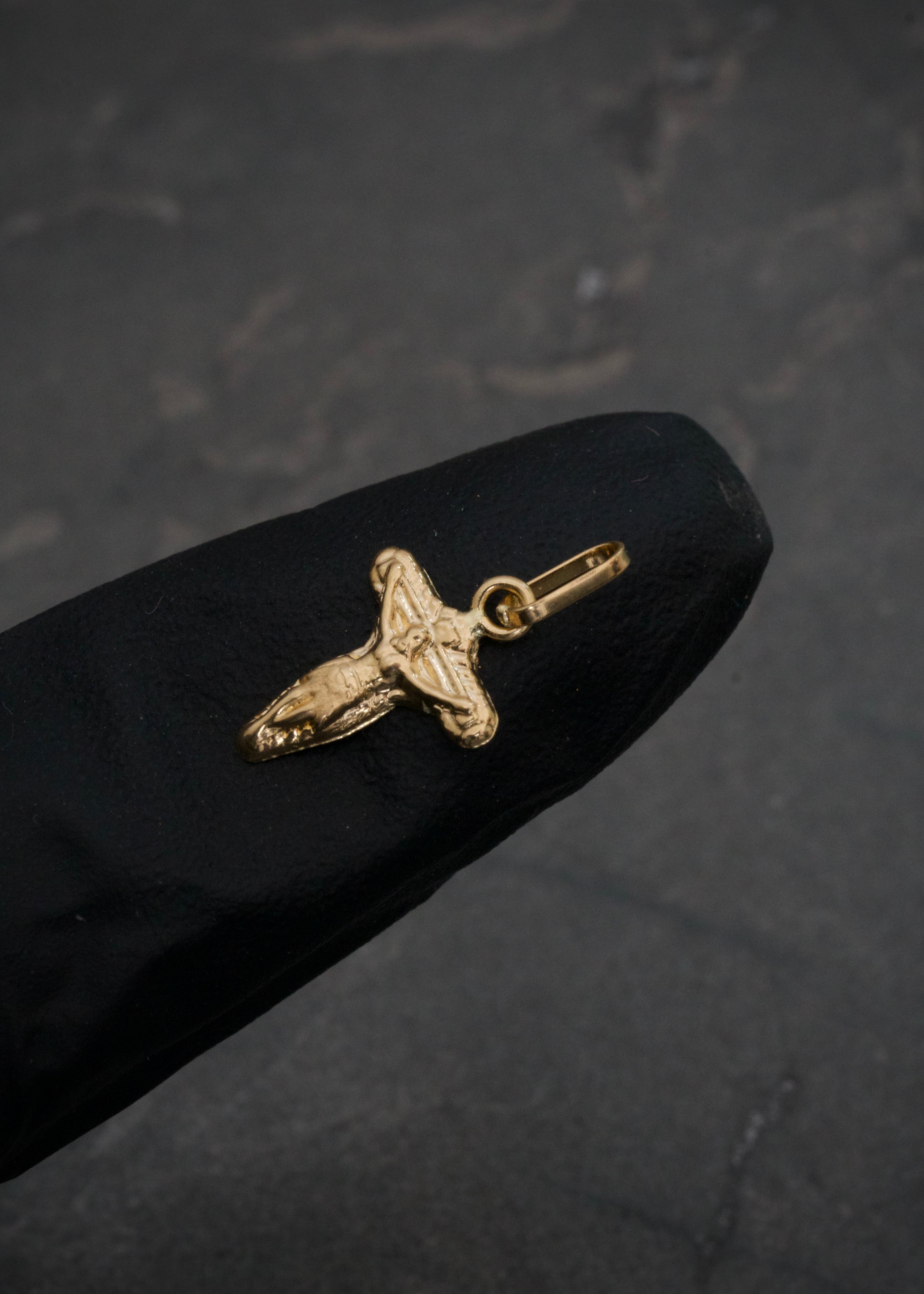 Dije cristo 0.3gr / Largo 1.6cm / Oro Amarillo Nac B