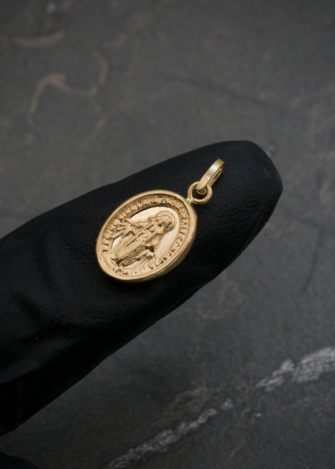 Dije virgen de la Milagrosa 0.5gr / Largo 1.8cm — Oro Amarillo