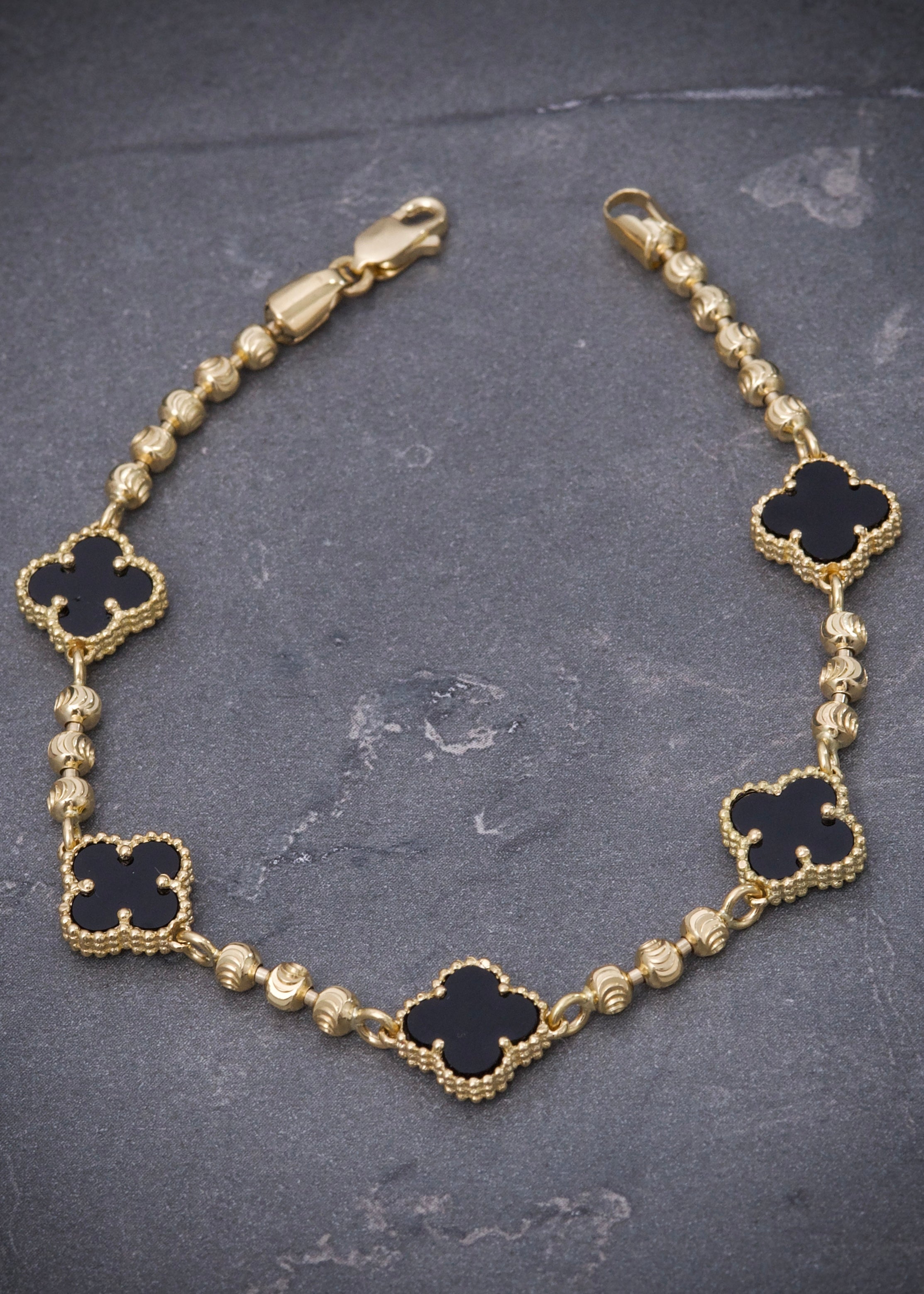 Pulso lucky clover piedra negra 7.85gr / Largo 17cm / Oro Amarillo Nac B