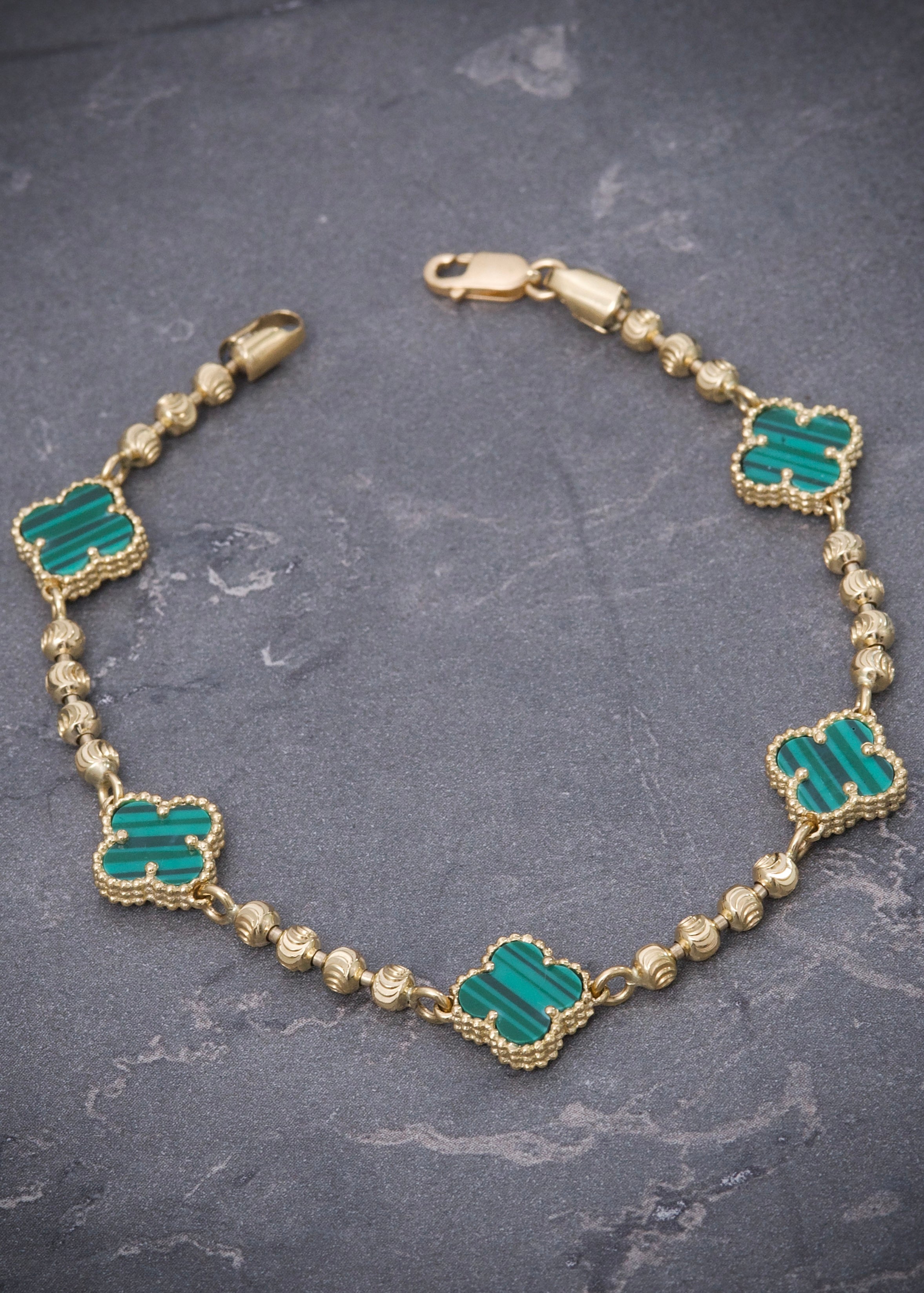 Pulso lucky clover piedra verde 7.6gr / Largo  17.5cm / Oro Amarillo Nac B
