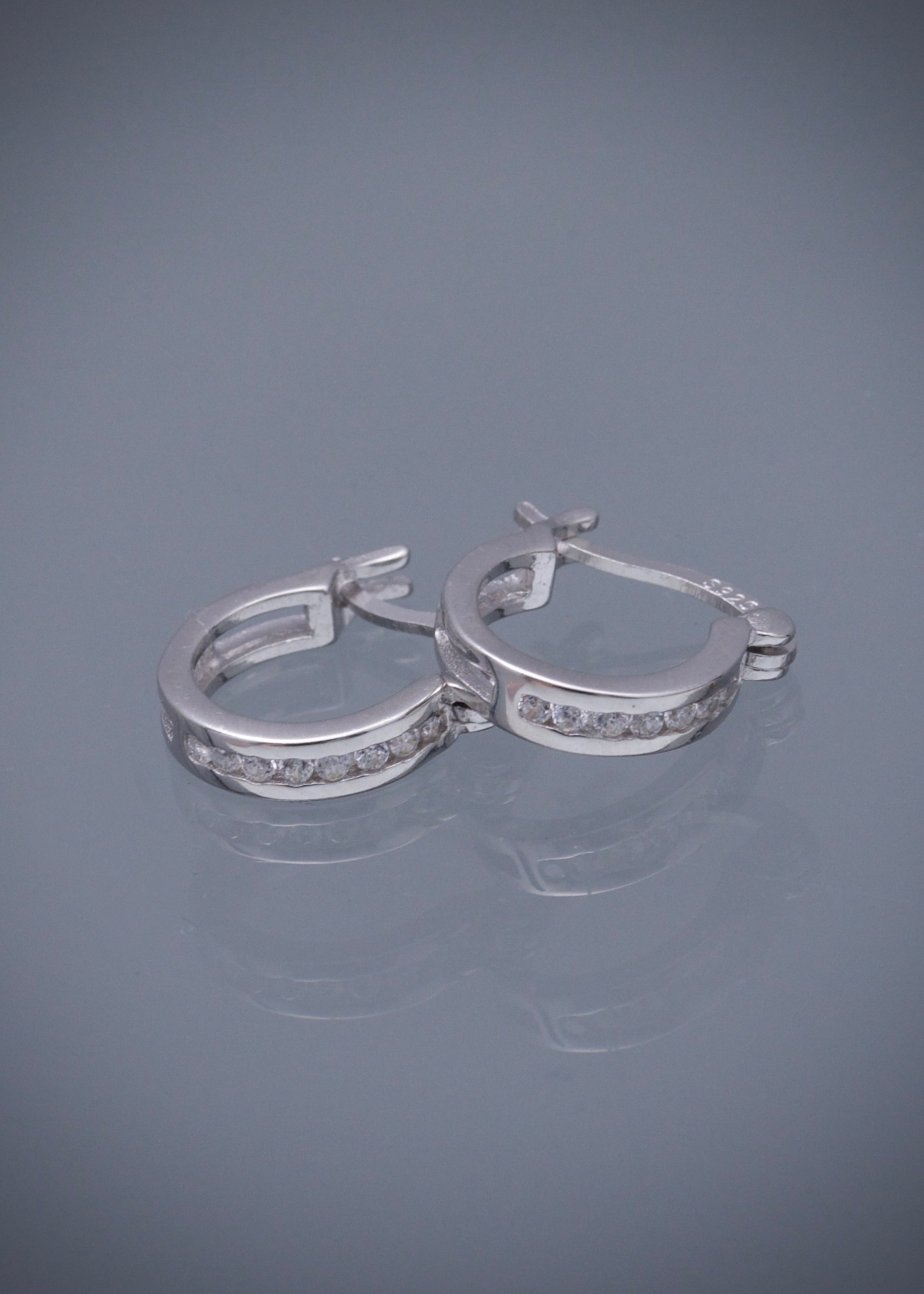Candongas con swarovski blanco 1.65gr / Largo 1.2cm / Plata P