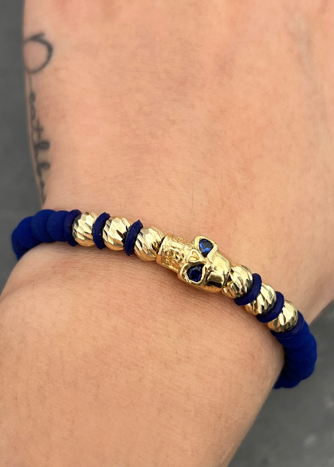 Pulsera en hilo azul con herraje de calavera 5.35gr — Oro Amarillo