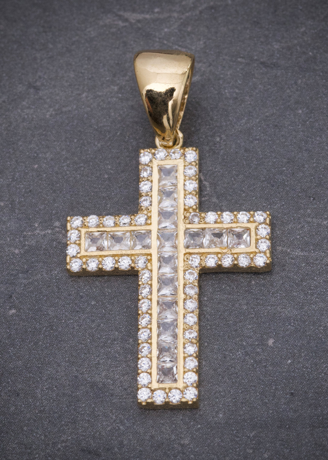 Dije cruz con swarovski blanco 3.2gr / Largo 3.4cm — Oro Amarillo