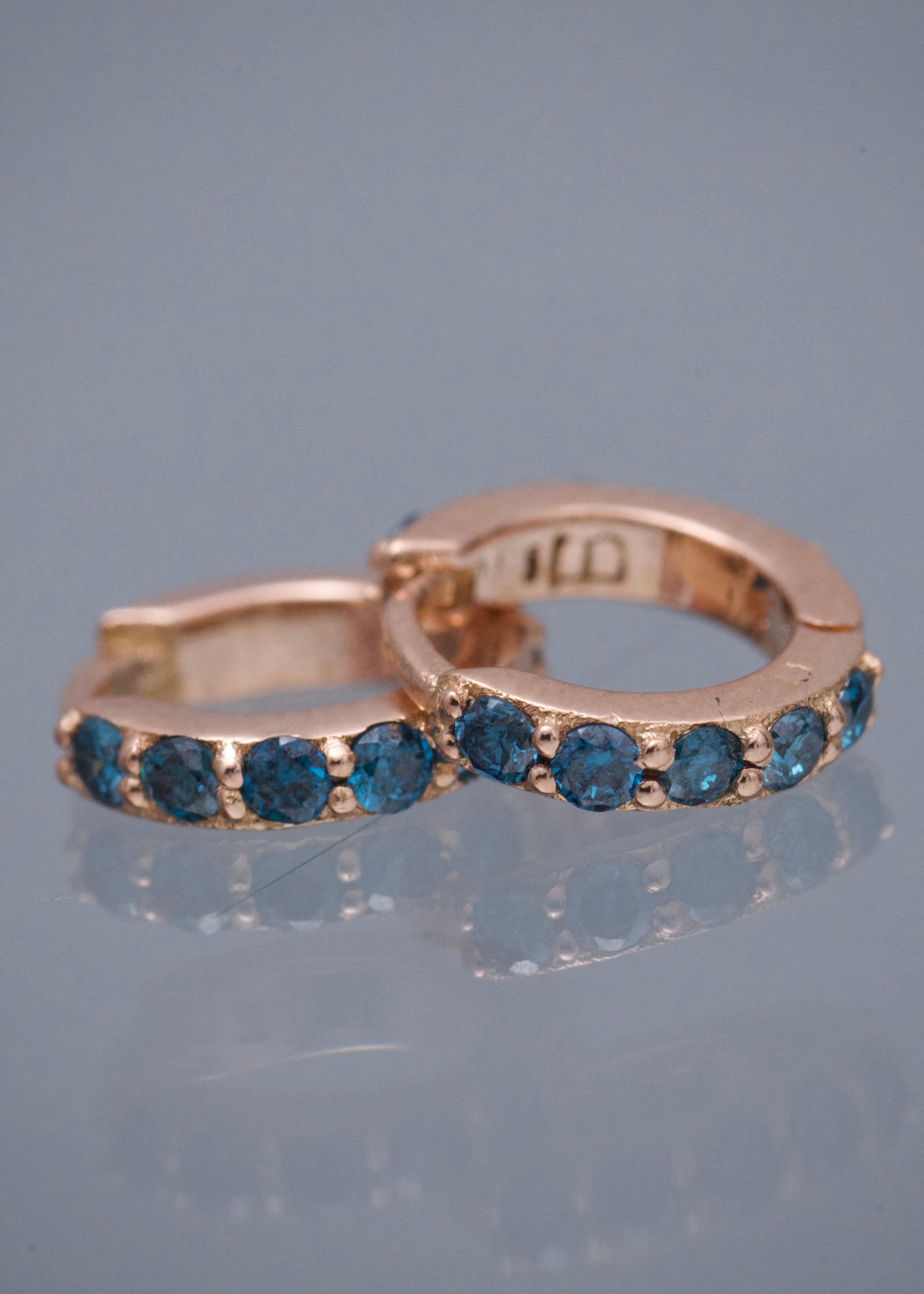 Candongas Con 25Pts de diamantes azules 0.8gr / Largo 0.7cm / Oro Rosado (Joya) M