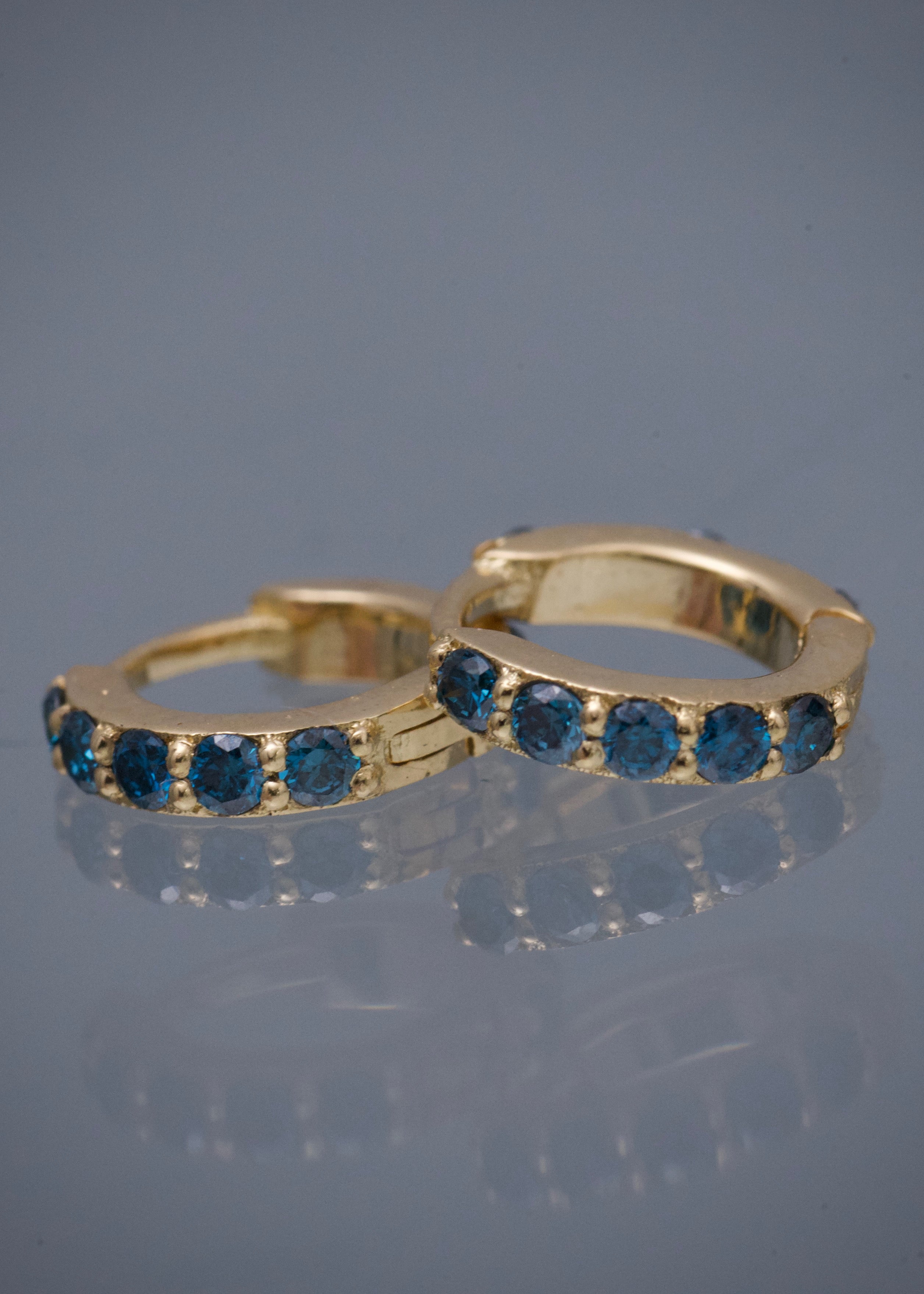Candongas con 25pts de diamantes azules 0.9gr / Largo 0.7cm / Oro Amarillo (Joya) M