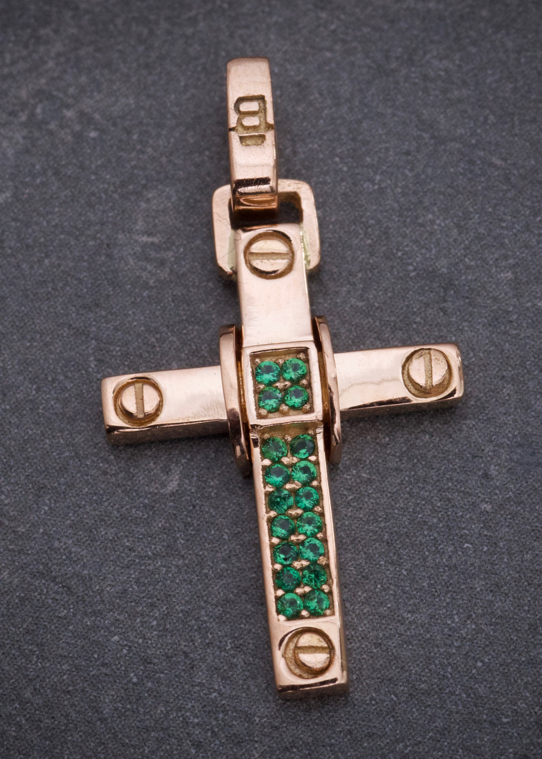 Dije cruz con swarovski verde 1.75gr / Largo 2.5cm — Oro Rosado