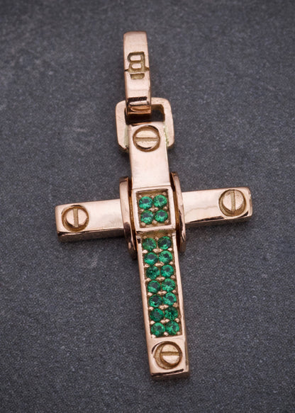 Dije cruz con swarovski verde 1.75gr / Largo 2.5cm — Oro Rosado
