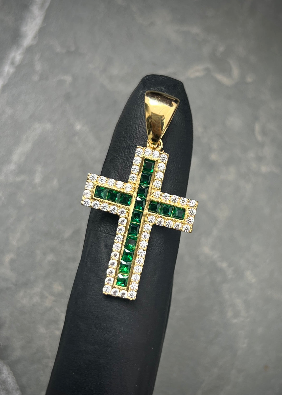 Dije cruz con swarovski verde y blanco 3.1gr / Largo 3.4cm — Oro Amarillo