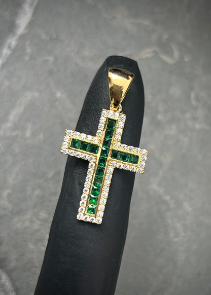 Dije cruz con swarovski verde y blanco 3.1gr / Largo 3.4cm / Oro Amarillo Nac B