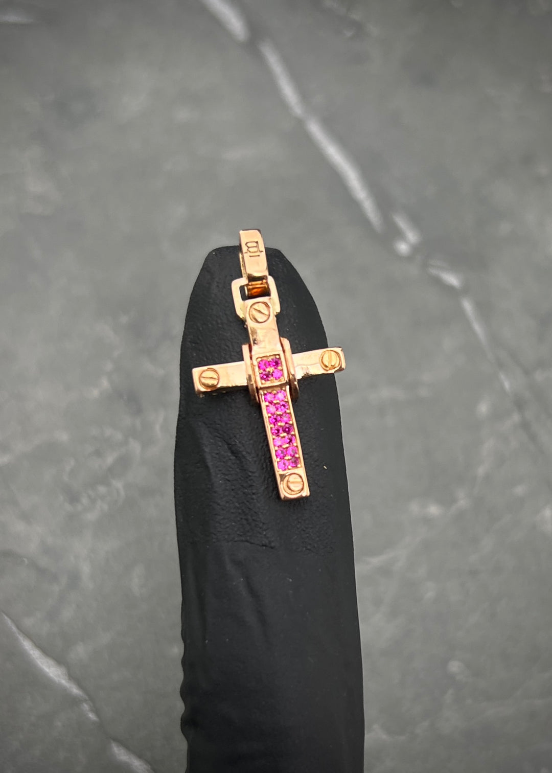 Dije cruz con swarovski fucsia 1.75gr / Largo 2.5cm — Oro Rosado