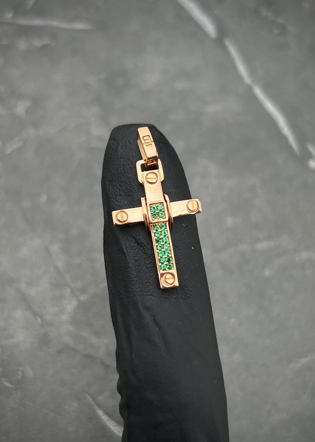 Dije cruz con swarovski verde 1.75gr / Largo 2.5cm — Oro Rosado