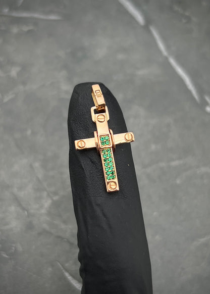 Dije cruz con swarovski verde 1.75gr / Largo 2.5cm — Oro Rosado