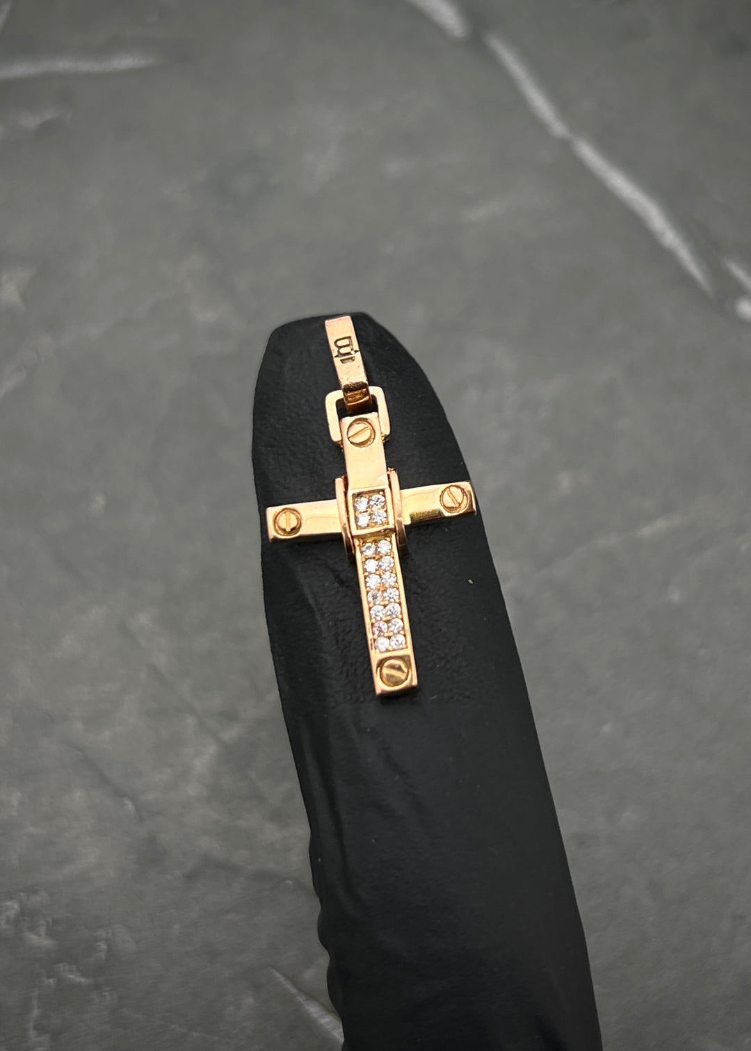Dije cruz con swarovski blanco 1.8gr / Largo 2.5cm — Oro Rosado