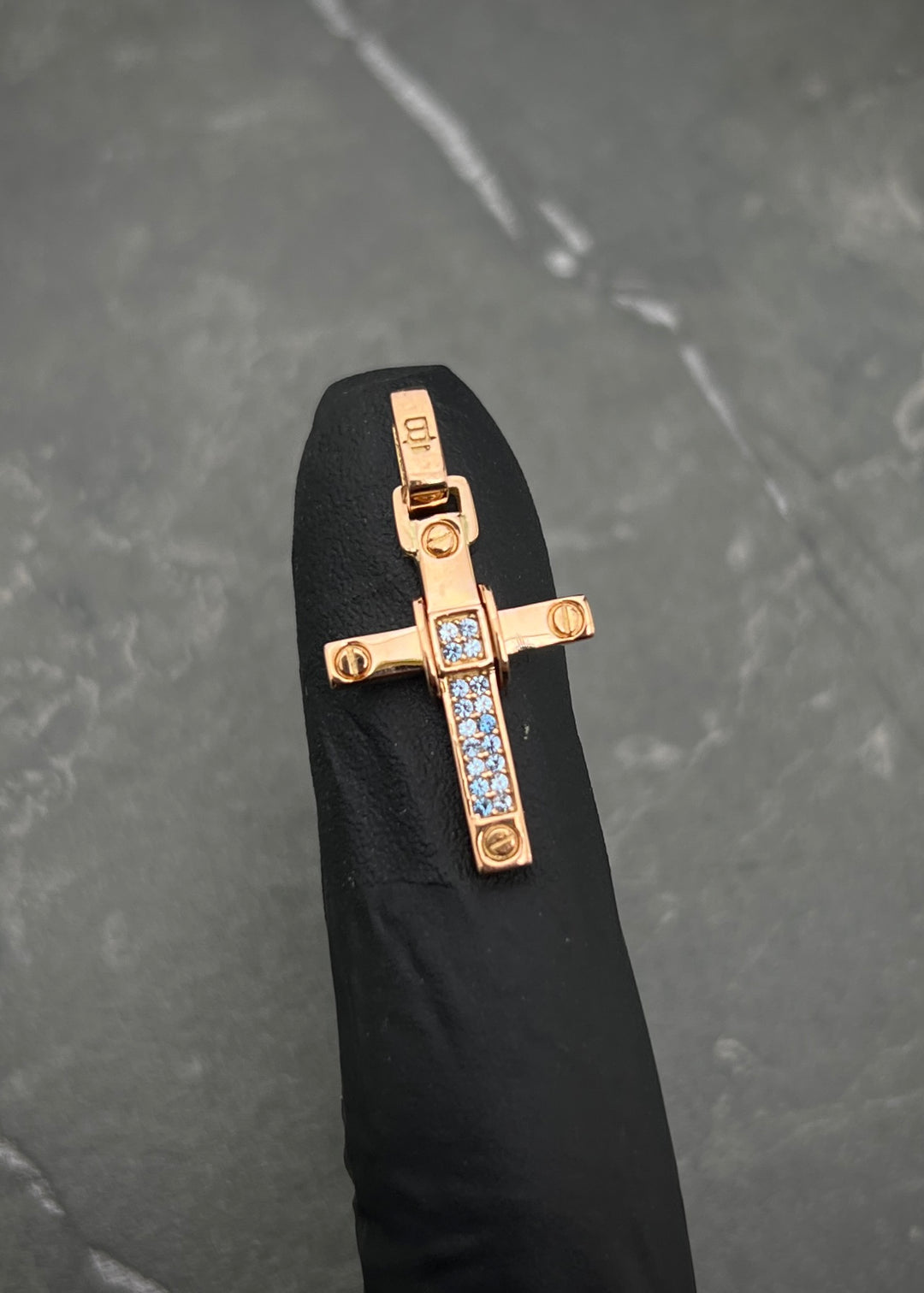 Dije cruz con swarovski azul 1.8gr / Largo 2.5cm — Oro Rosado