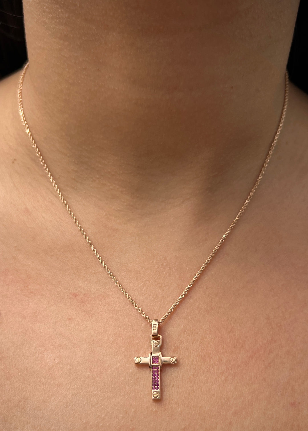 Dije cruz con swarovski fucsia 1.75gr / Largo 2.5cm — Oro Rosado