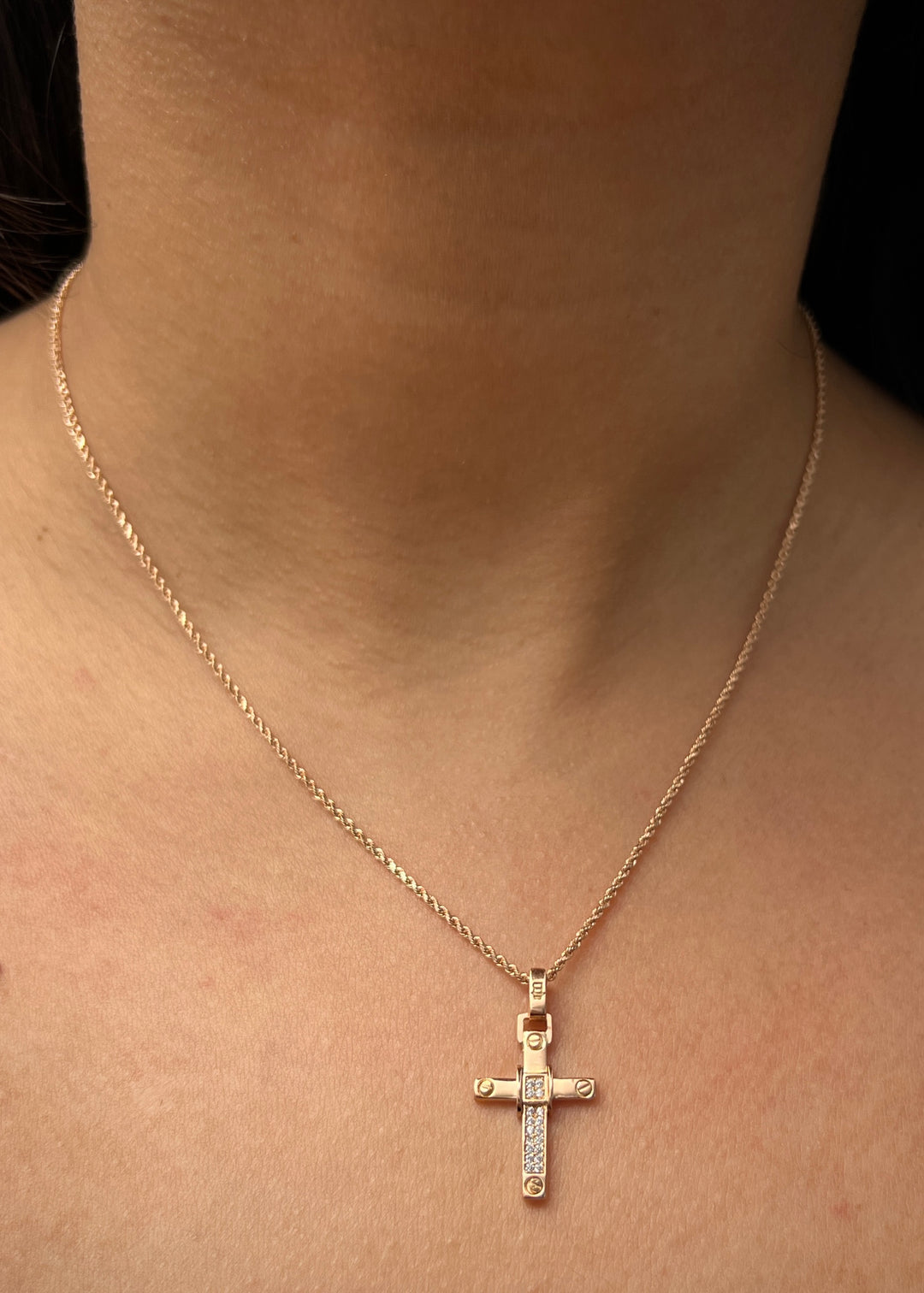 Dije cruz con swarovski blanco 1.8gr / Largo 2.5cm — Oro Rosado
