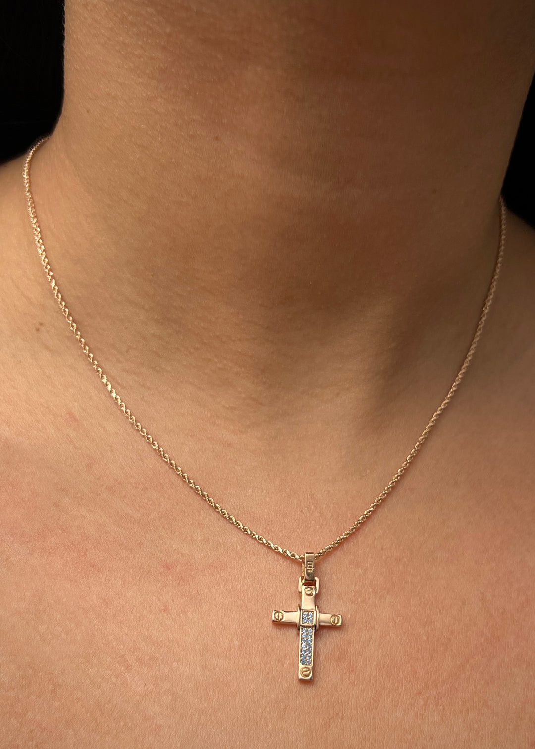 Dije cruz con swarovski azul 1.8gr / Largo 2.5cm — Oro Rosado