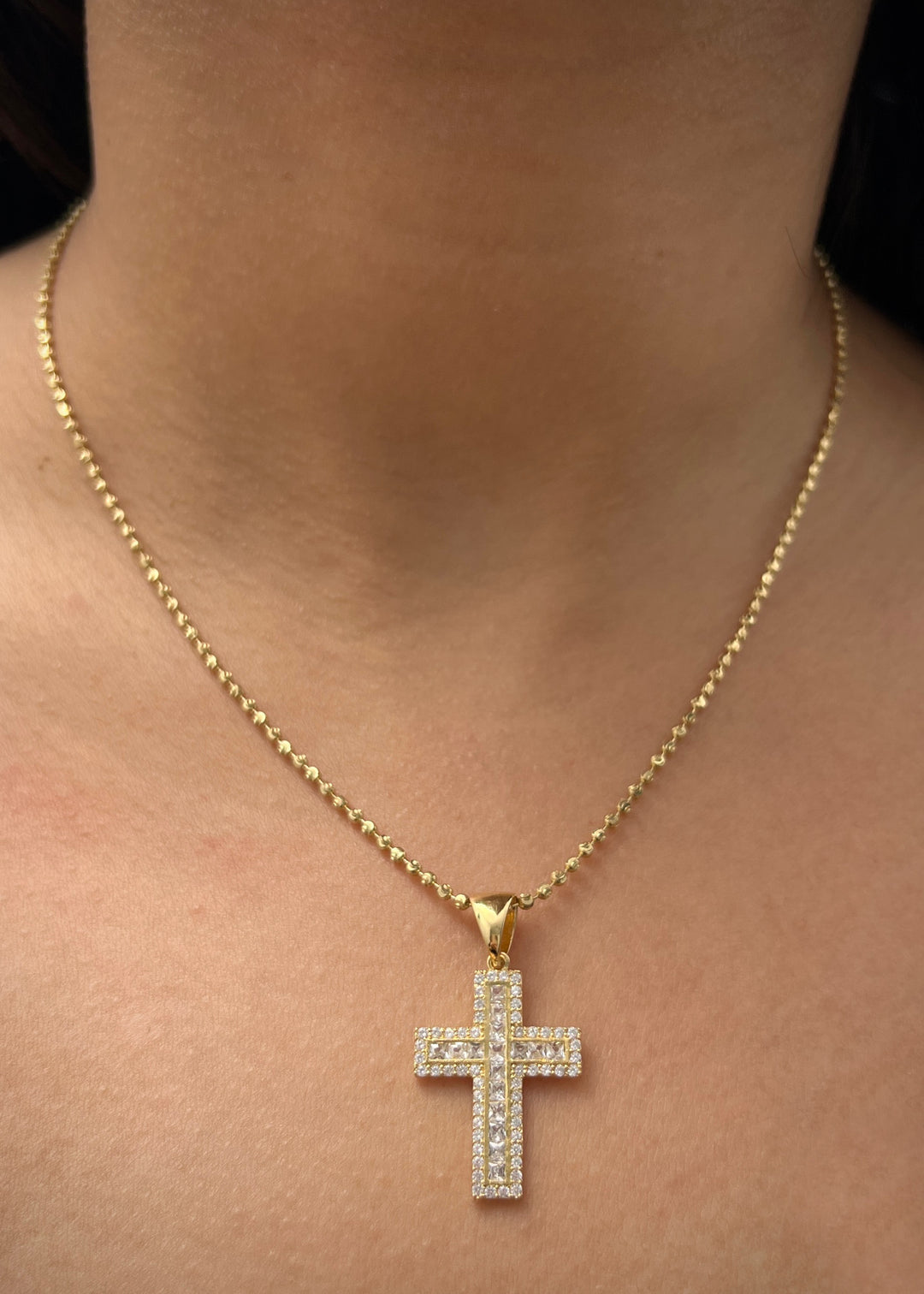 Dije cruz con swarovski blanco 3.2gr / Largo 3.4cm — Oro Amarillo