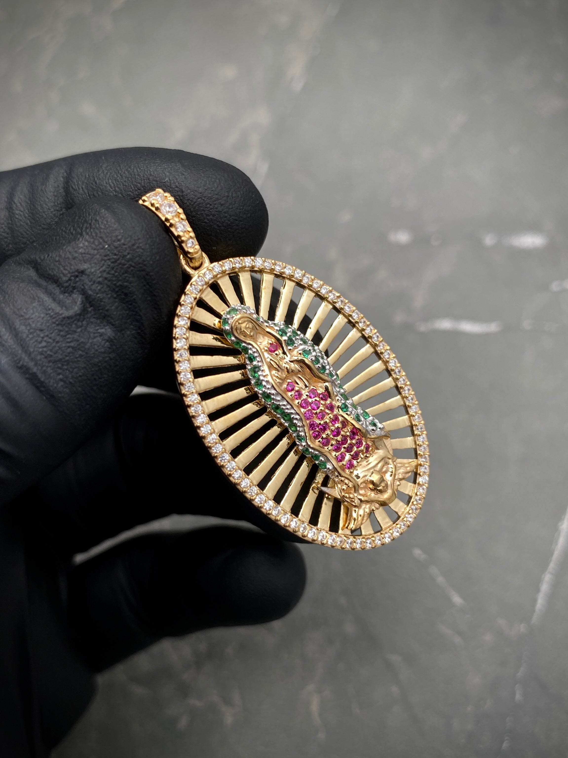 Dije virgen de gudalupe con swarovski blanco. verde y fucsia 9.85gr / 4.5cm / oro amarillo Nac B