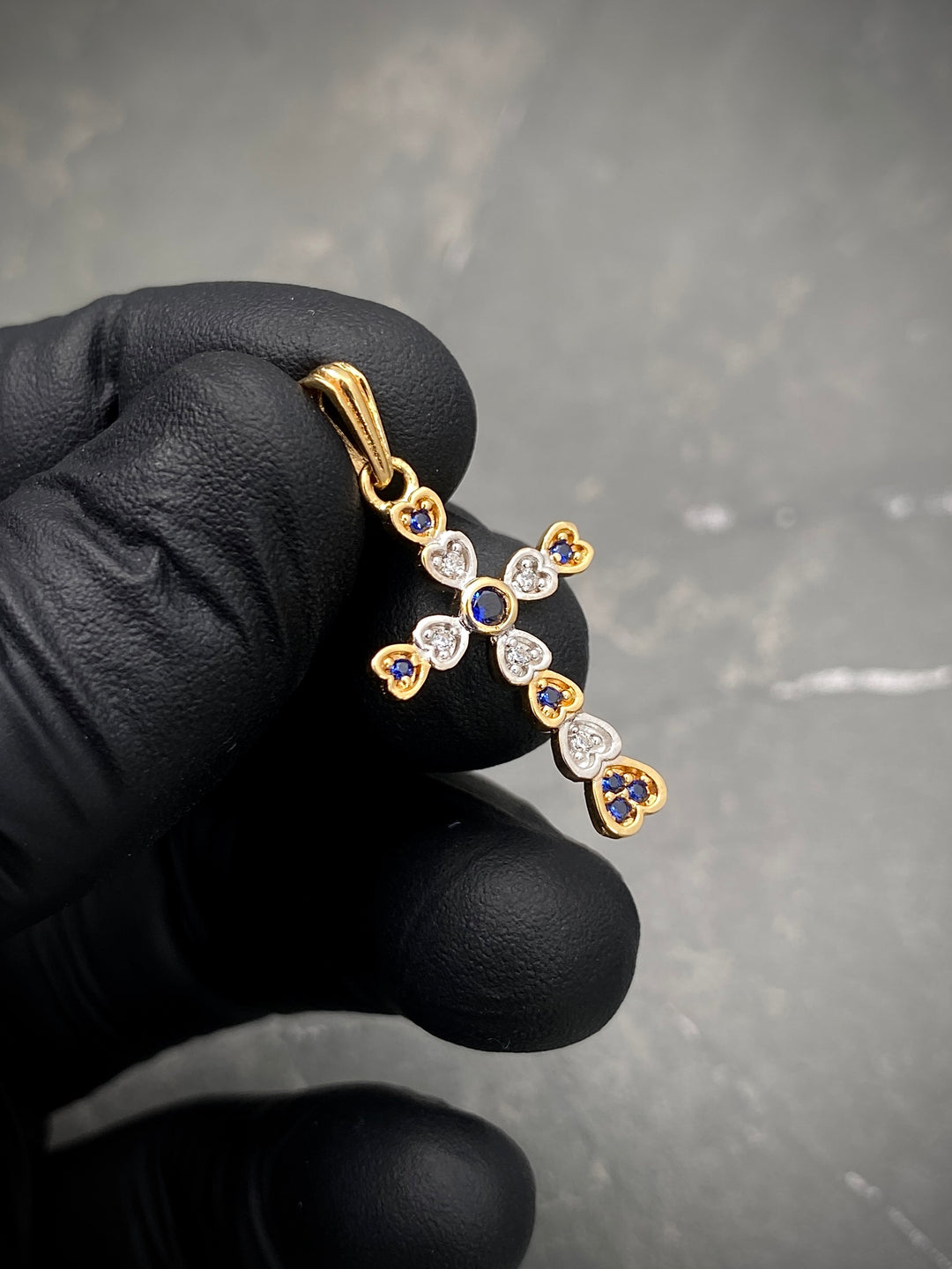 Dije de cruz con swarovski blanco y azul oscuro 1.65gr / Largo 2.9cm — Dos Oros