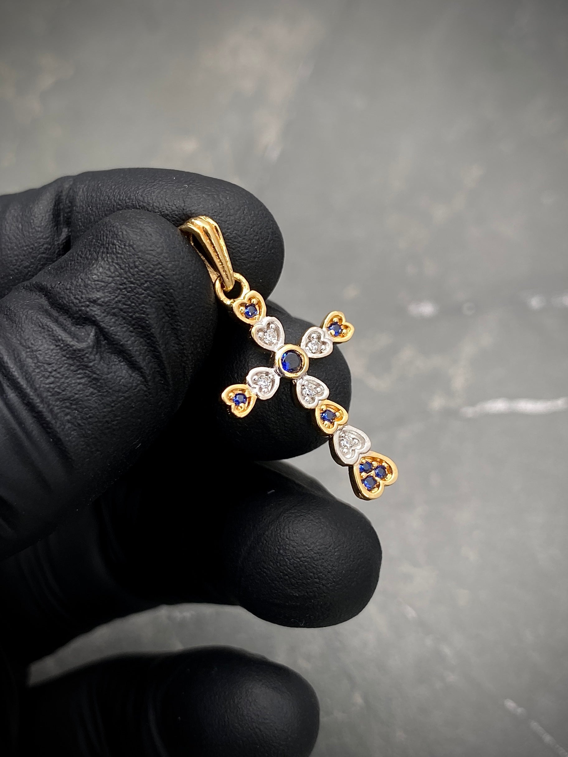 Dije de cruz con swarovski blanco y azul oscuro 1.65gr / 2.9cm / Dos Oros Nac B