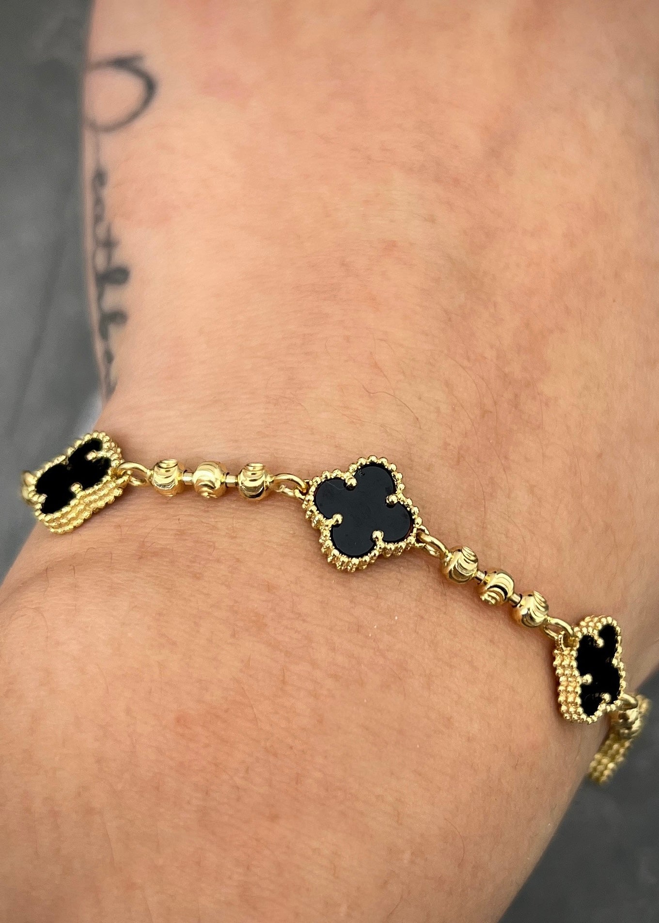 Pulso lucky clover piedra negra 7.85gr / Largo 17cm / Oro Amarillo Nac B