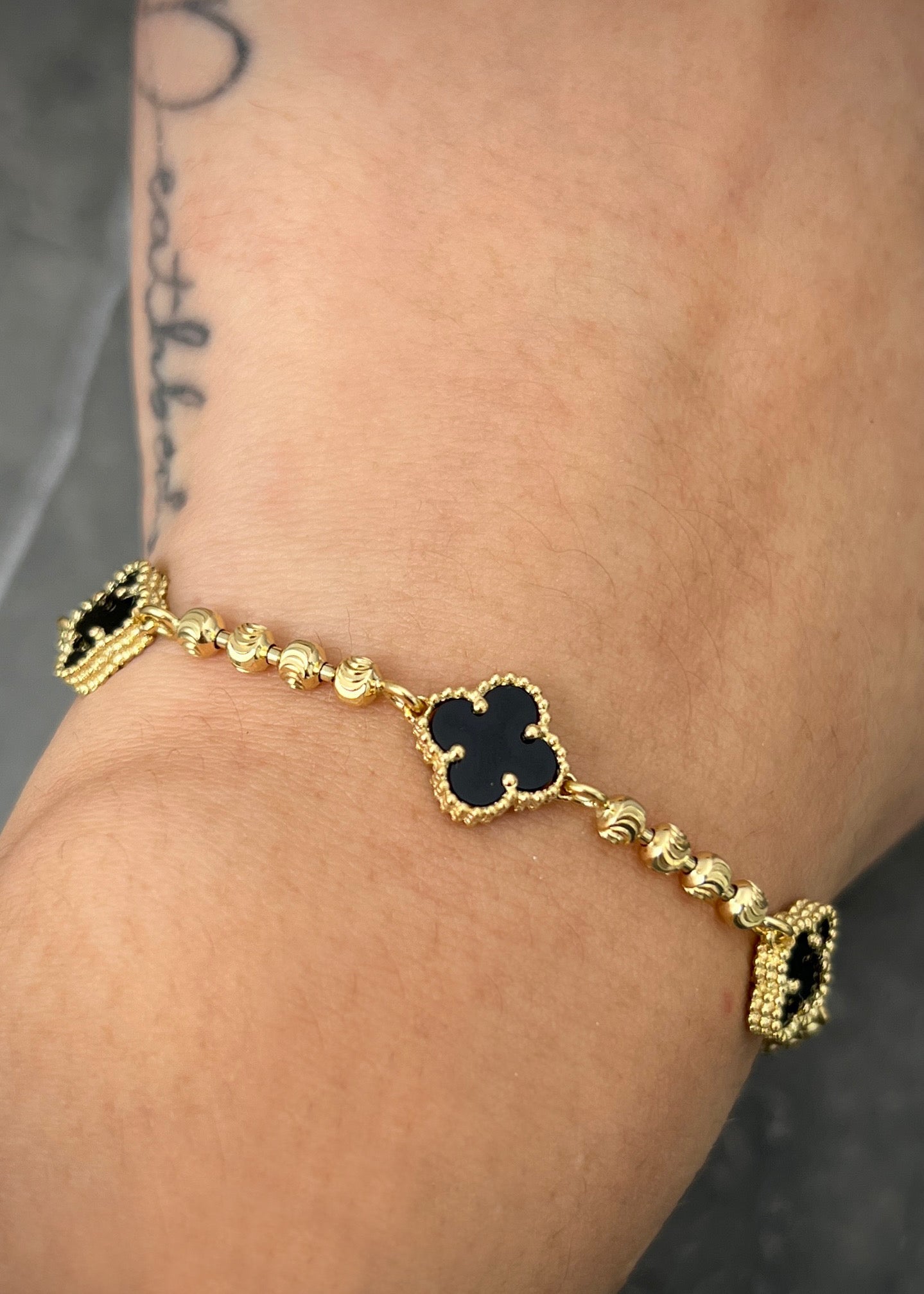Pulso lucky clover piedra negra 7.8gr / Largo 17.5cm / Oro Amarillo Nac M