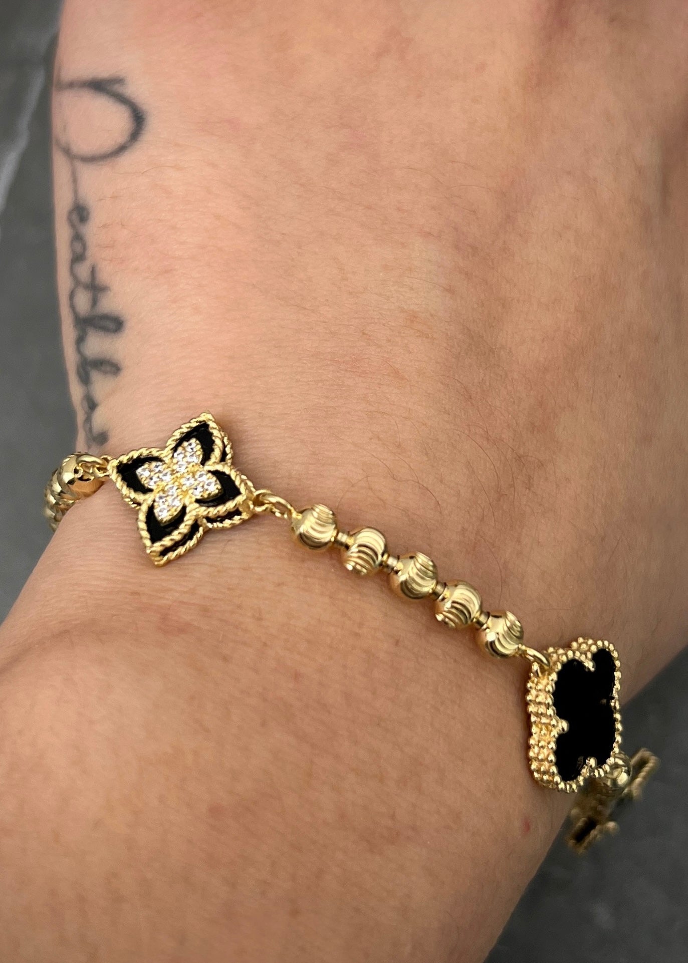 Pulso lucky clover piedra negra con swarovski blanco 11.95gr / Largo 21.5cm / Oro Amarillo Nac P