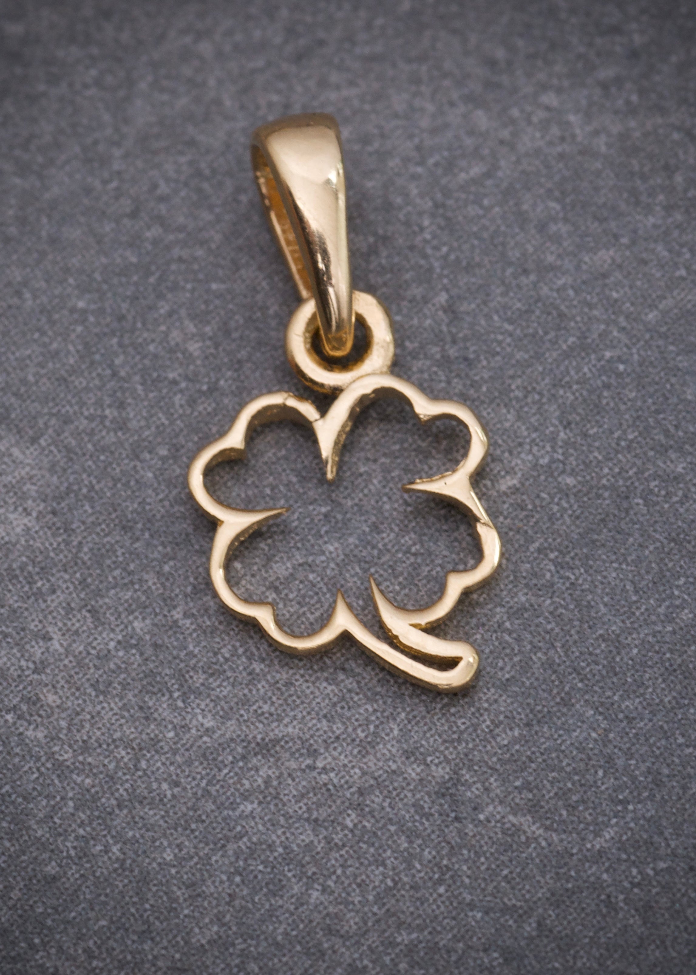 Dije silueta de trebol 0.4gr / Largo 1.4cm / Oro Amarillo Nac B