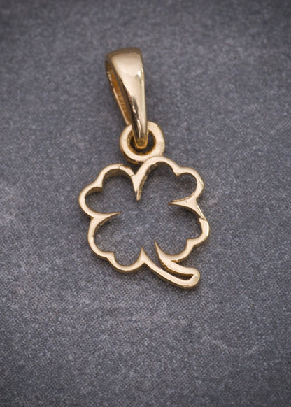 Dije silueta de trebol 0.4gr / Largo 1.4cm / Oro Amarillo Nac B
