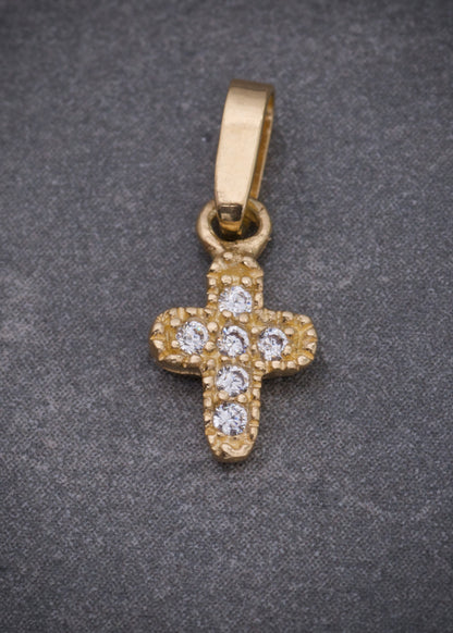 Dije cruz con swarovksi blanco 0.45gr / Largo 1.5cm / Oro Amarillo Nac B