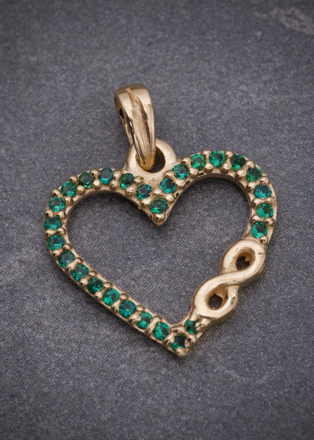 Dije corazon con swarovski verde 1.25gr / Largo 1.8cm — Oro Amarillo