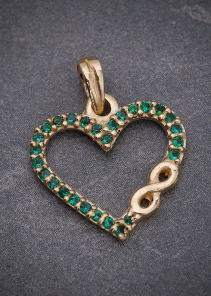 Dije corazon con swarovski verde 1.25gr / Largo 1.8cm / Oro Amarillo Nac B