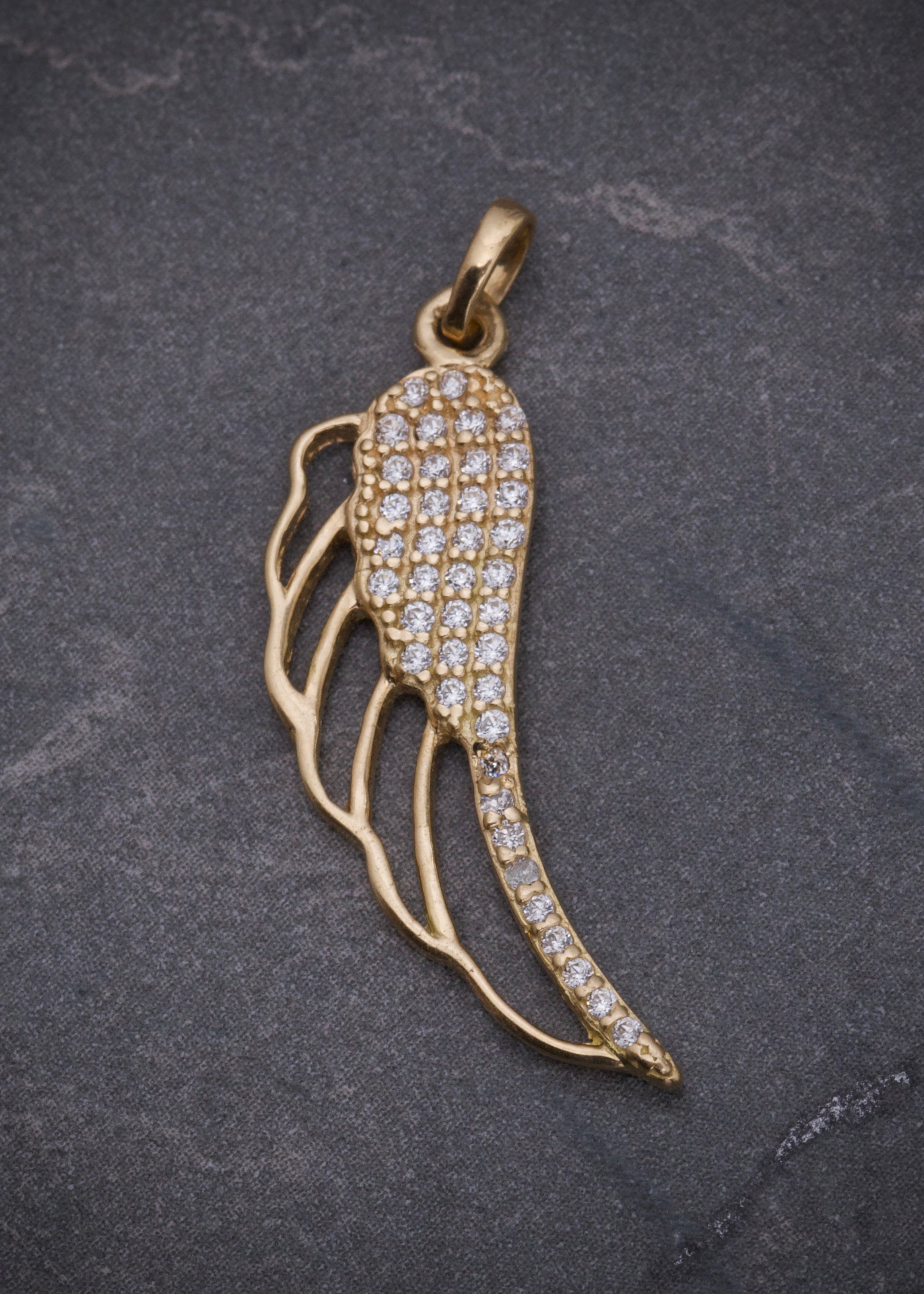 Dije ala con swarovski blanco 1.55gr / Largo 3cm / Oro Amarillo Nac B