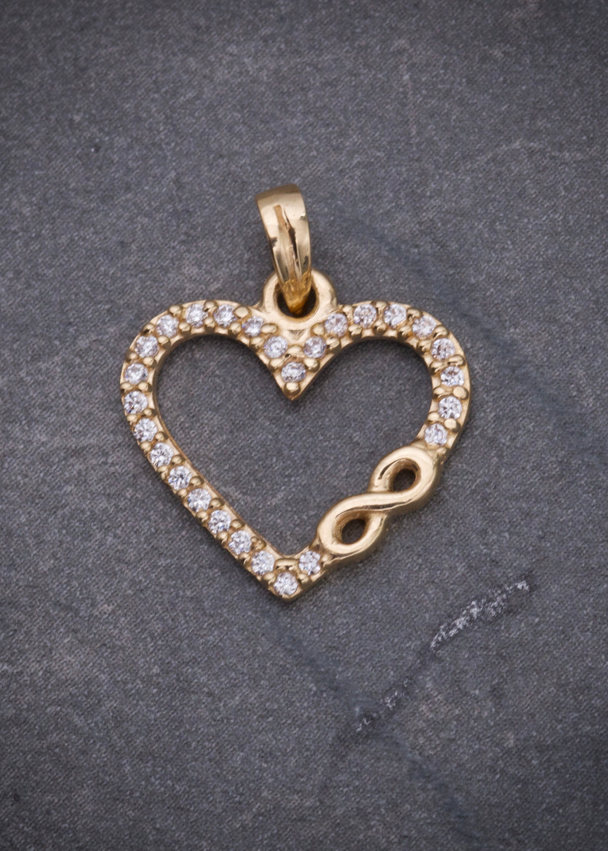 Dije corazon con swarovski blanco 1.2gr / Largo 1.8cm / Oro Amarillo Nac B